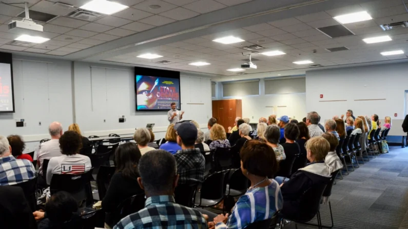 Dezenas se reuniram na Biblioteca Pública de Lewes em Delaware, para a exibição de State Organs, um documentário que expõe a extração forçada de órgãos na China, em 3 de outubro de 2024. (Frank Liang/Epoch Times)
