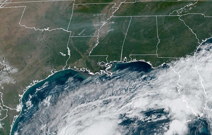  Foto de satélite fornecida pela Administração Nacional Oceânica e Atmosférica (NOAA) por meio do Centro Nacional de Furacões dos EUA (NHC) mostrando a localização do furacão Milton no Golfo do México na segunda-feira. Milton se fortaleceu rapidamente e se tornou um furacão de categoria 4 na escala Saffir-Simpson, de um total de 5, com ventos máximos sustentados de 240 quilômetros por hora (EFE/NOAA-NHC)