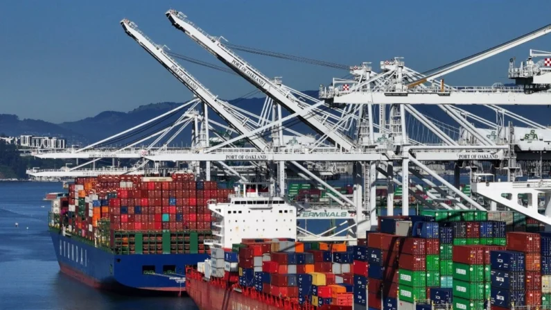 Guindastes de transporte feitos pela fabricante chinesa Zhenhua Heavy Industries Company (ZPMC) estão no Porto de Oakland, na Califórnia, em 8 de março de 2024. Justin Sullivan/Getty Images
