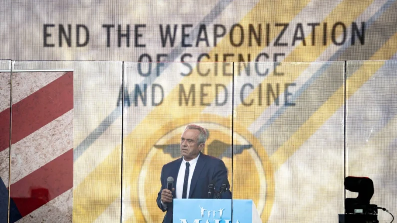 Robert F. Kennedy Jr. fala atrás de um vidro à prova de balas durante o comício Rescue the Republic em Washington em 29 de setembro de 2024 (Madalina Vasiliu/Epoch Times)