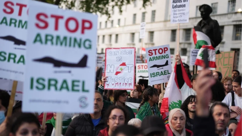 Pessoas durante um protesto pró-Palestina e pró-Líbano em Whitehall, no centro de Londres, Inglaterra, em 26 de setembro de 2024 (Fio Jordan Pettitt/PA)