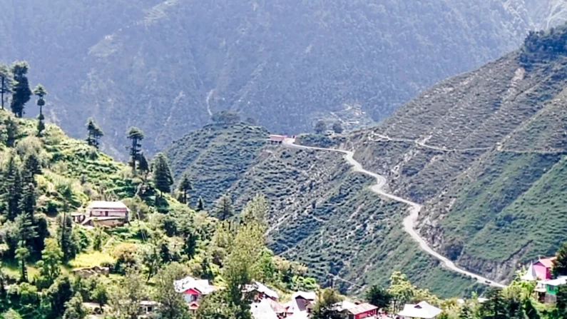 Vista de Panyalag, um vilarejo na região de Bani, em Jammu, Índia, em 5 de setembro de 2024. A estrada ao fundo era originalmente uma rota de mulas e foi convertida em uma estrada veicular há uma década (Venus Upadhayaya/Epoch Times)