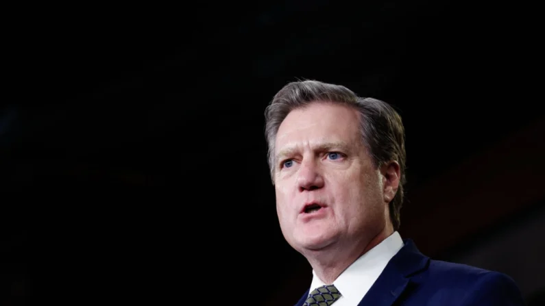 O deputado Michael Turner (R-Ohio) fala durante uma entrevista coletiva sobre o ano fiscal de 2023 no edifício do Capitólio dos EUA em Washington em 14 de dezembro de 2022 (Anna Moneymaker/Getty Images)