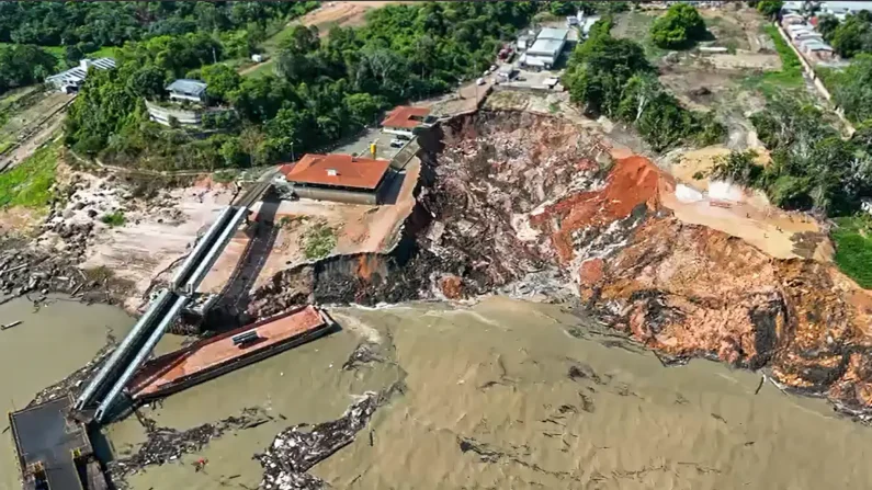 Porto em Manacapuru, no Amazonas, desaba em meio a obras (Foto: © Vereador Sassá)