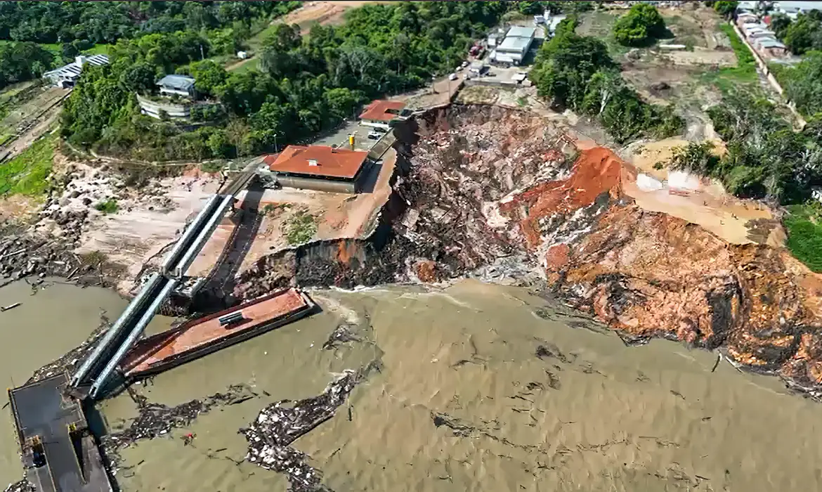 Desabamento em porto no interior do Amazonas mobiliza equipes de resgate; criança está desaparecida