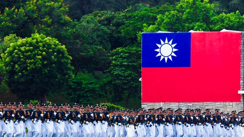 
Alunos da Academia Militar da República da China (ROC) marcham durante a cerimônia do 100º aniversário da academia em Kaohsiung, Taiwan, em 16 de junho de 2024. Sam Yeh/AFP via Getty Images
