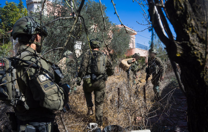 AROUN AL RAS, 08/10/2024 - As forças israelenses assumiram o controle de um complexo de combate do Hezbollah xiita em Maroun al-Ras, no sul do Líbano, a apenas dois quilômetros da fronteira com o Estado judeu. A brigada de infantaria Golani encontrou o complexo durante as operações no sul do Líbano, onde Israel lançou incursões “limitadas” na madrugada de 1º de outubro (EFE/Exército israelense)