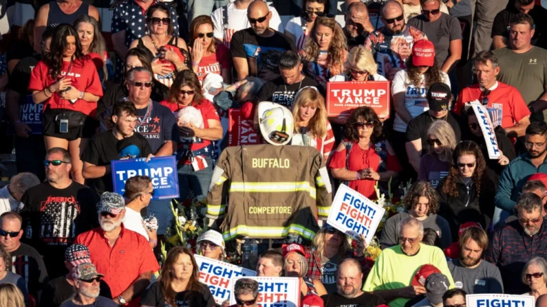 O equipamento de comparecimento de um bombeiro fica perto do local onde Corey Comperatore, um bombeiro aposentado, foi morto em 13 de julho durante uma tentativa de assassinato do candidato presidencial republicano, o ex-presidente Donald Trump, durante um comício de campanha no terreno do Butler Farm Show em Butler Township, Pensilvânia ., em 5 de outubro de 2024. (Samira Bouaou/Epoch Times)