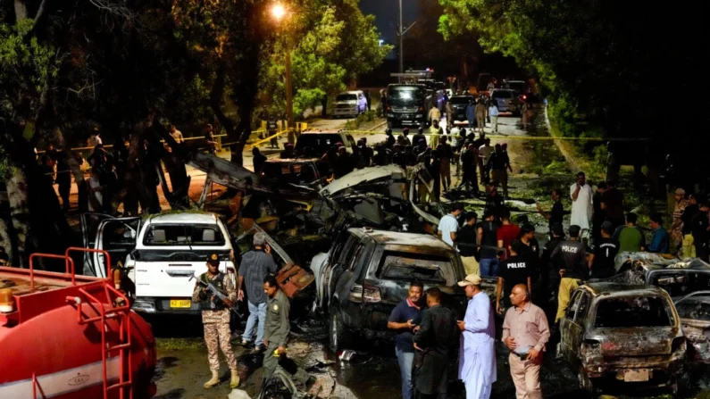 Autoridades de segurança examinam o local de uma explosão que causou feridos e destruiu veículos fora do Aeroporto Internacional de Jinnah, em Karachi, Paquistão, no início de 7 de outubro de 2024. (Foto de Fareed Khan/AP)