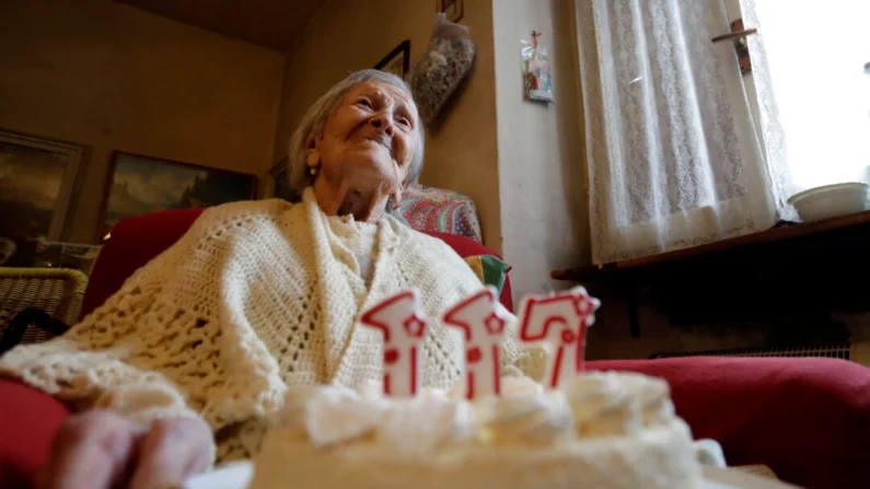 Emma Morano segura um bolo com velas marcando 117 anos no dia de seu aniversário em Verbania, Itália, em 29 de novembro de 2016 (Antonio Calanni/AP Photo)
