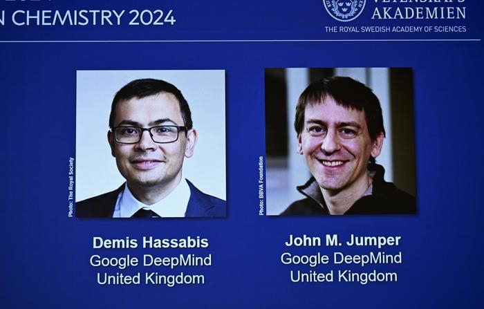 Um monitor mostra as fotos de Demis Hassabis e John M. Jumper, dois dos três ganhadores do Prêmio Nobel de Química de 2024, durante o anúncio na Real Academia Sueca em Estocolmo, Suécia, em 09 de outubro de 2024. A Real Academia Sueca de Ciências decidiu conceder o Prêmio Nobel de Química de 2024 a David Baker (Universidade de Washington, EUA) pelo design computacional de proteínas, e a Demis Hassabis (Google DeepMind, Reino Unido) e John M. Jumper (Google DeepMind, Reino Unido) pela previsão de estruturas de proteínas, diz o comunicado do Nobel (EFE/EPA/Christine Olsson/TT SWEDEN OUT)