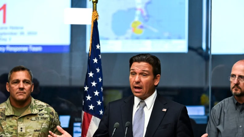 O governador da Flórida, Ron DeSantis, dá uma atualização à mídia sobre a tempestade Helene em Bradenton às 14h30, horário do leste dos EUA, em 30 de setembro de 2024. (DeSantis X/Captura de tela via NTD)