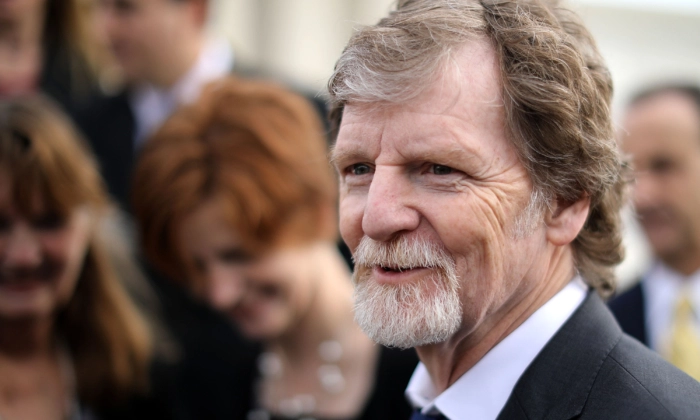 Baker Jack Phillips conversa com jornalistas em frente à Suprema Corte depois que o tribunal ouviu o caso Masterpiece Cakeshop v. Comissão de Direitos Civis do Colorado, em Washington, em 5 de dezembro de 2017 (Chip Somodevilla/Getty Images)