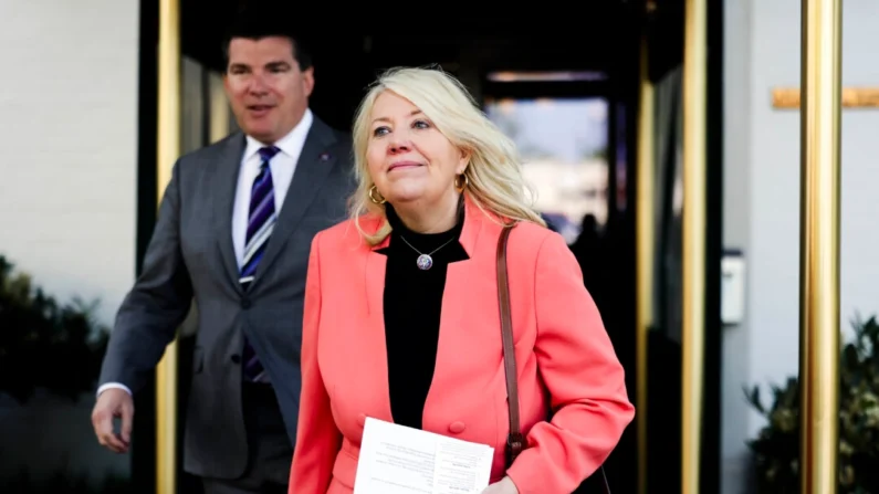 A deputada Debbie Lesko (R-Ariz.) sai de uma reunião da conferência republicana da Câmara no Capitólio, em Washington, em 27 de abril de 2022. Kevin Dietsch/Getty Images
