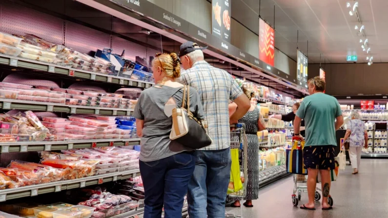 Pessoas fazem compras em um supermercado, nesta foto de arquivo. (Susan Mortimer/Epoch Times)
