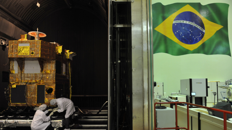   Pesquisadores brasileiros trabalham dentro de uma câmara reforçada em um satélite CBERS (China-Brazil Earth Resources Satellite), um programa cooperativo entre o INPE (Instituto Nacional de Pesquisas Espaciais), do Brasil, e a CAST (Academia Chinesa de Tecnologia Espacial), da China