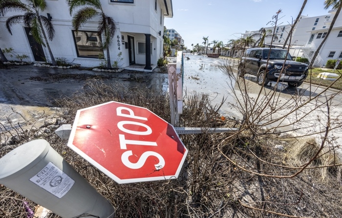 Vista dos danos deixados pelo furacão Milton em Siesta Key, Flórida, EUA, 10 de outubro de 2024 (EFE/EPA/CRISTOBAL HERRERA-ULASHKEVICH)