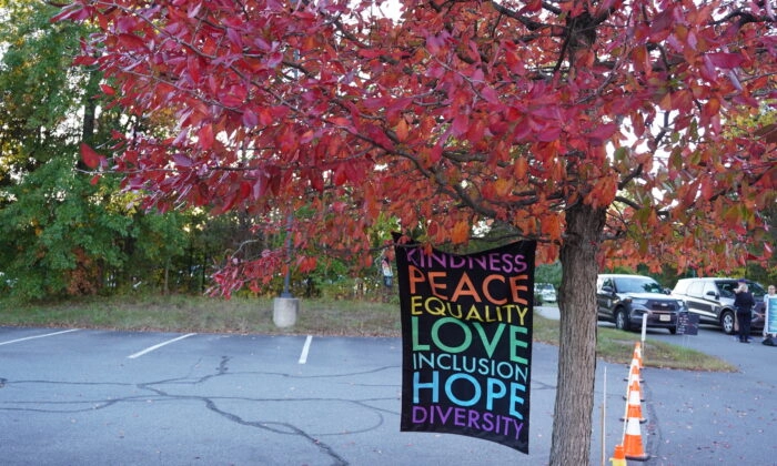 Um cartaz "bondade, paz, igualdade, amor, inclusão, esperança, diversidade" do lado de fora do prédio da administração da Escola Pública do Condado de Loudoun em Ashburn, Virgínia, em 11 de outubro de 2022. (Terri Wu/Epoch Times)
