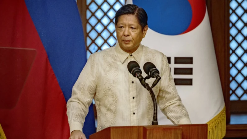 O presidente filipino Ferdinand Marcos faz um discurso no Palácio Malacanang em Manila, Filipinas, em 7 de outubro de 2024. (Ezra Acayan/AFP)
