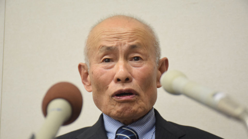 Tomoyuki Mimaki, diretor representante do Nihon Hidankyo, participa de uma coletiva de imprensa após o grupo ter recebido o Prêmio Nobel da Paz de 2024, em Hiroshima, em 11 de outubro de 2024 (Foto de STR/JIJI PRESS/AFP via Getty Images)