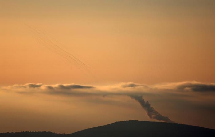 Projéteis são lançados do sul do Líbano em direção a Israel, vistos de um local não revelado na Galileia, norte de Israel, em 11 de outubro de 2024 (EFE/EPA/ATEF SAFADI)