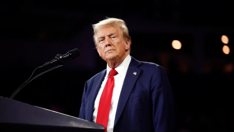 O candidato presidencial republicano, o ex-presidente Donald Trump, fez comentários em um comício de campanha na Santander Arena em Reading, Pensilvânia, em 9 de outubro de 2024. (Chip Somodevilla/Getty Images)
