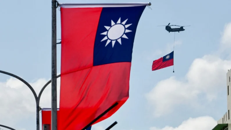 Um helicóptero CH-47 Chinook carrega uma bandeira de Taiwan durante as comemorações do dia nacional em Taipei, Taiwan, em 10 de outubro de 2021 (Sam Yeh/AFP via Getty Images)
