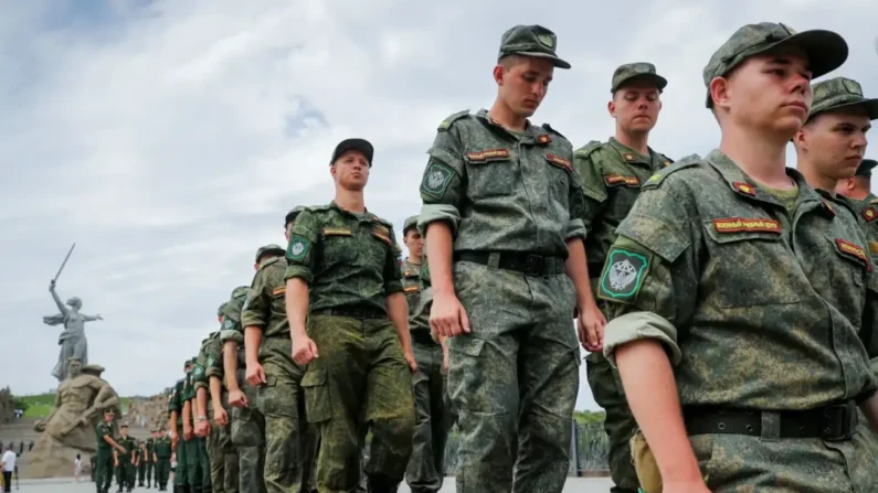 Soldados do exército russo marcham durante uma ação em apoio aos soldados envolvidos na operação militar na Ucrânia, no Mamaev Kurgan, um memorial da Segunda Guerra Mundial em Volgogrado, Rússia, em 11 de julho de 2022 (Alexandr Kulikov/AP Photo)
