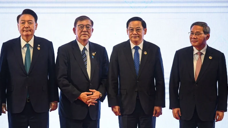 (Da esquerda para a direita) O presidente da Coreia do Sul, Yoon Suk Yeol, o primeiro-ministro do Japão, Shigeru Ishiba, o primeiro-ministro do Laos, Sonexay Siphandone, e o primeiro-ministro da China, Li Qiang, em pé no palco durante uma foto de grupo na 27ª Cúpula ASEAN Plus Three durante as 44ª e 45ª Cúpulas da Associação das Nações do Sudeste Asiático (ASEAN) em Vientiane, em 10 de outubro de 2024. Nhac Nguyen / AFP via Getty Images
