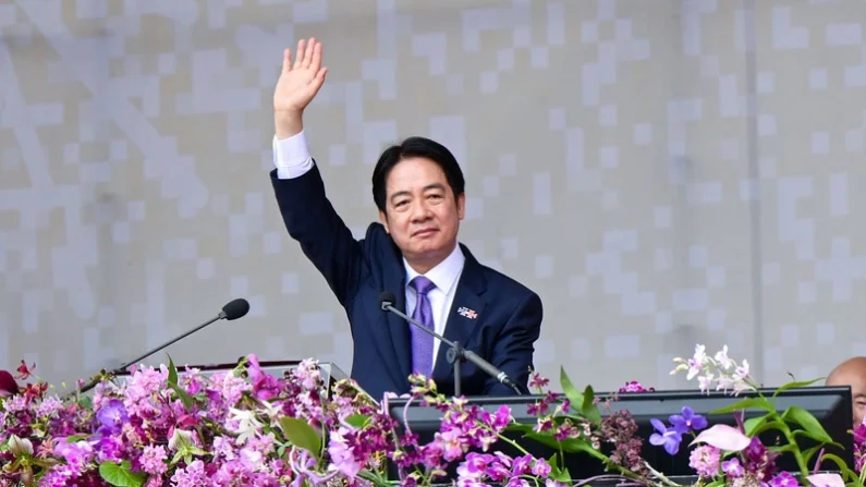 O presidente de Taiwan, Lai Ching-te, faz seu discurso durante as celebrações do Dia Nacional em frente ao Gabinete Presidencial em Taipei em 10 de outubro de 2024. Sung Pi-lung/The Epoch Times
