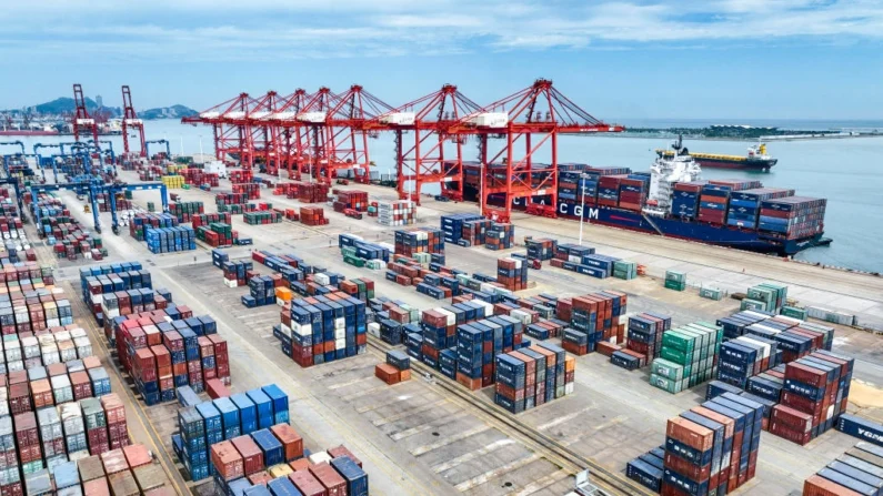 Guindastes e contêineres de transporte no porto de Lianyungang, na província de Jiangsu, no leste da China, em 16 de julho de 2023. STR/AFP via Getty Images
