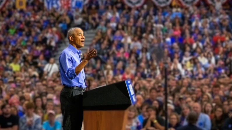 Obama aplaude a candidata democrata à presidência, a vice-presidente Kamala Harris, na Pensilvânia, em 10 de outubro de 2024. Getty Images via NTD
