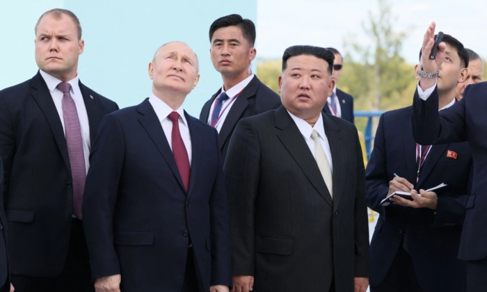 O líder da Rússia, Vladimir Putin, e o líder da Coreia do Norte, Kim Jong Un (centro à direita), visitam o Cosmódromo Vostochny na região de Amur em 13 de setembro de 2023 (Mikhail Metzel/POOL/AFP via Getty Images)
