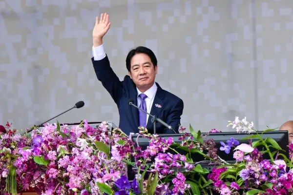 O presidente de Taiwan, Lai Ching-te, faz seu discurso durante as celebrações do Dia Nacional em frente ao Gabinete Presidencial em Taipei, em 10 de outubro de 2024. (Sung Pi-lung/Epoch Times)