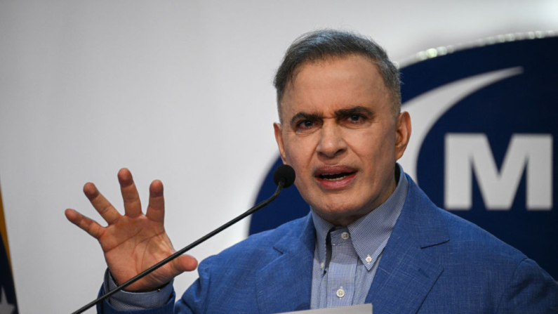 O procurador-geral da Venezuela, Tarek William Saab, fala durante uma coletiva de imprensa no Ministério Público em Caracas, em 30 de setembro de 2024 (Foto de FEDERICO PARRA/AFP via Getty Images)