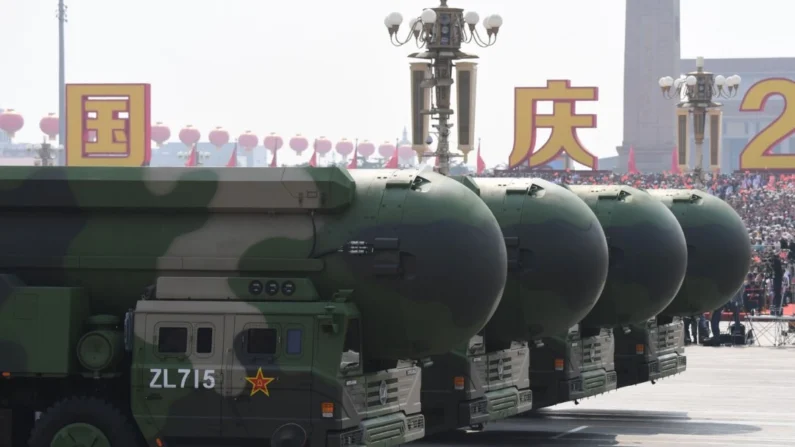 Os mísseis balísticos intercontinentais com capacidade nuclear DF-41 da China são vistos durante um desfile militar na Praça da Paz Celestial em Pequim em 1º de outubro de 2019. (Greg Baker/AFP via Getty Images)
