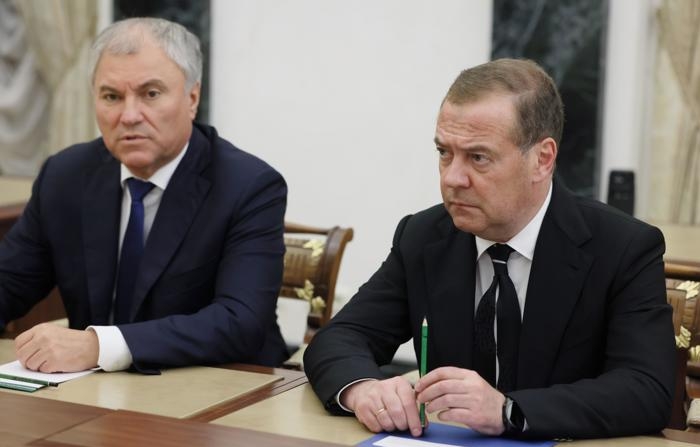 O presidente da Duma, Vyacheslav Volodin (à esq.), e o vice-presidente do Conselho de Segurança, Dmitry Medvedev, participam de uma reunião do líder russo Vladimir Putin (não na foto) com os membros permanentes do Conselho de Segurança no Kremlin, em Moscou, Rússia, em 10 de outubro de 2024 (EFE/EPA/MIKHAIL METZEL/SPUTNIK/KREMLIN POOL)