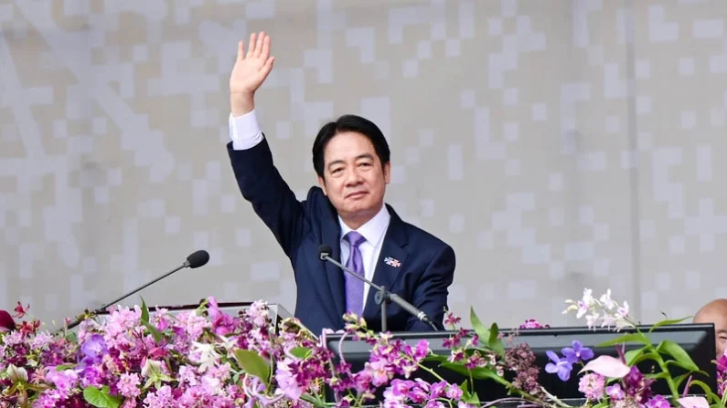 O presidente de Taiwan, Lai Ching-te, faz seu discurso durante as celebrações do Dia Nacional em frente ao Gabinete Presidencial em Taipei, em 10 de outubro de 2024. Sung Pi-lung/Epoch Times