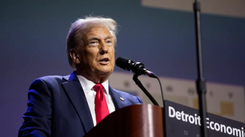 O candidato presidencial republicano, ex-presidente dos EUA Donald Trump, fala no Detroit Economic Club em Detroit, Michigan, em 10 de outubro de 2024 (Bill Pugliano/Getty Images)