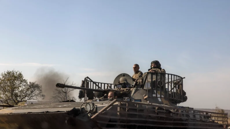 Militares ucranianos andam de tanque em uma estrada na região de Donetsk, em 12 de outubro de 2024, em meio à invasão russa na Ucrânia (Foto de Roman PILIPEY/AFP) 