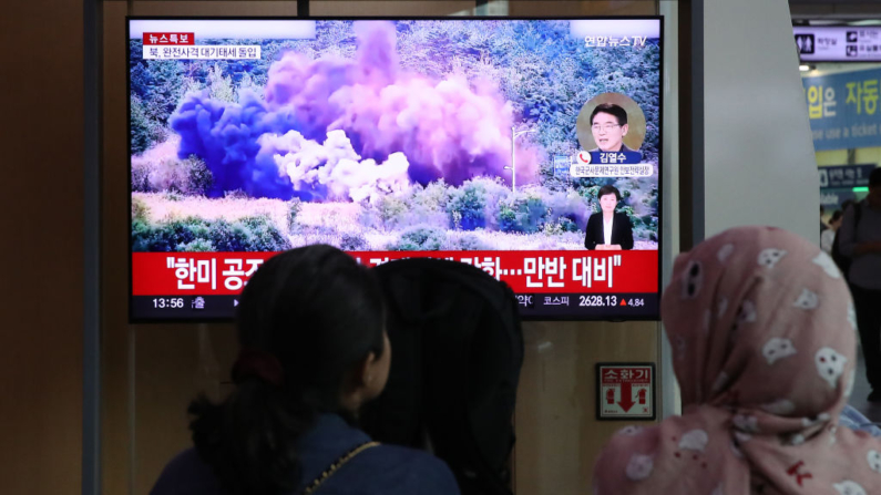 Uma tela de TV informa que a Coreia do Norte explodiu partes do lado norte das estradas intercoreanas durante um programa de notícias na estação de Seul em 15 de outubro de 2024 em Seul, Coreia do Sul. A Coreia do Sul informou que a Coreia do Norte detonou trechos de estradas intercoreanas na terça-feira, aumentando as tensões em meio a alegações de que drones sul-coreanos foram vistos sobre Pyongyang. (Foto de Chung Sung-Jun/Getty Images)