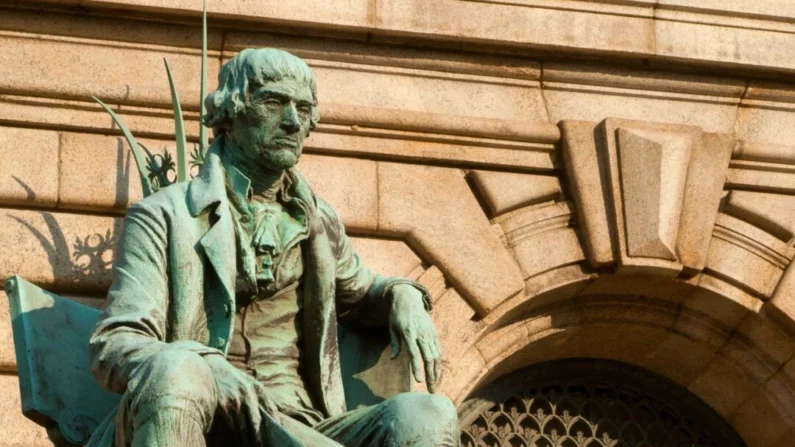 Uma estátua de Thomas Jefferson parecendo não impressionada em frente ao Tribunal do Condado de Cuyahoga em Cleveland, Ohio, 2022 (Kenneth Sponsler/Shutterstock)