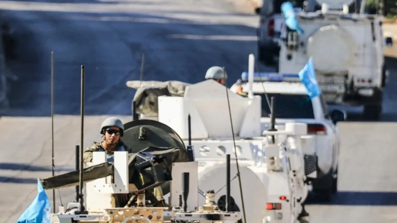 Veículos da Força Interina das Nações Unidas no Líbano (UNIFIL) patrulham em Marjayoun, no sul do Líbano, em 12 de outubro de 2024 (-/AFP via Getty Images)