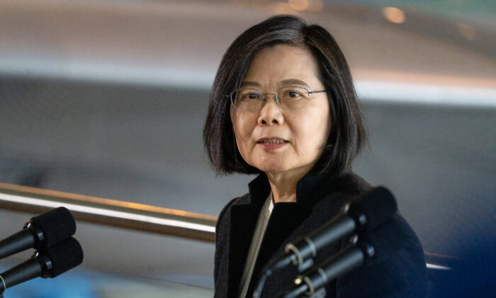 A presidente de Taiwan, Tsai Ing-wen, chega à Biblioteca Presidencial Reagan em Simi Valley, Califórnia, em 5 de abril de 2023 (John Fredricks/Epoch Times)