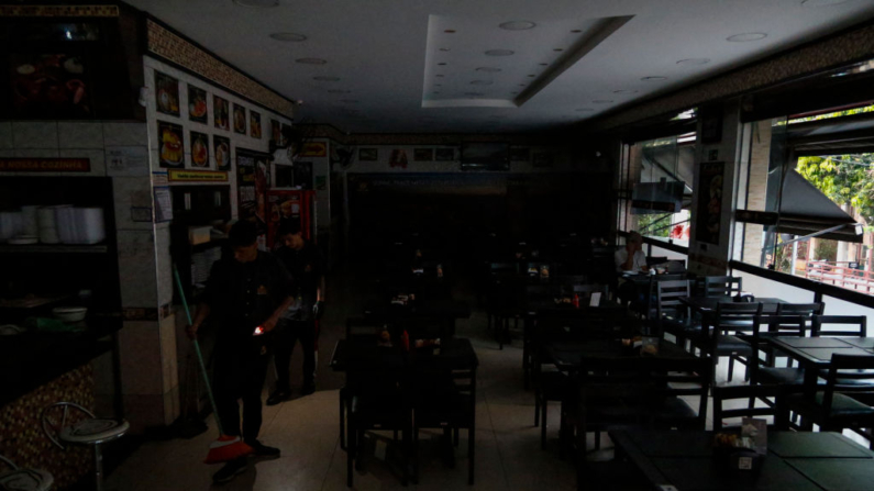 Um restaurante sem energia é fotografado durante um apagão em vários bairros de São Paulo, em 12 de outubro de 2024  (Foto de MIGUEL SCHINCARIOL/AFP via Getty Images)