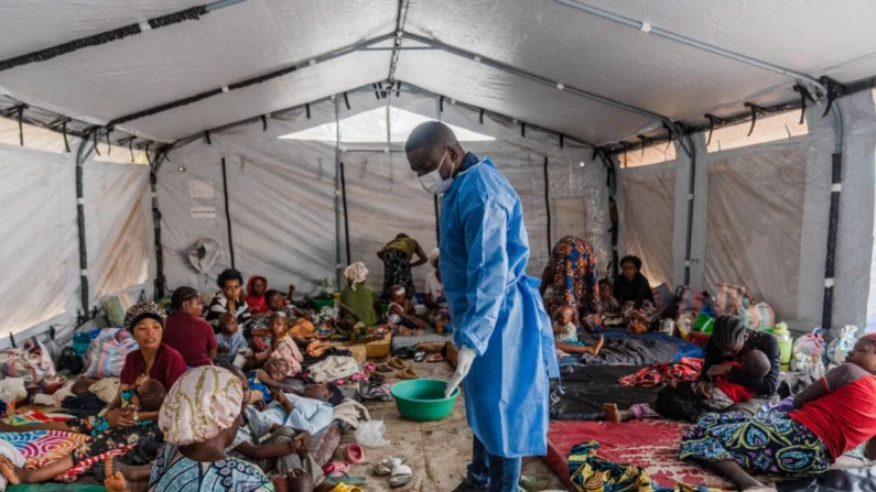 Um médico visita pacientes se recuperando de mpox na vila de Kavumu, República Democrática do Congo, em 24 de agosto de 2024 (Glody Murhabazi/AFP via Getty Images)
