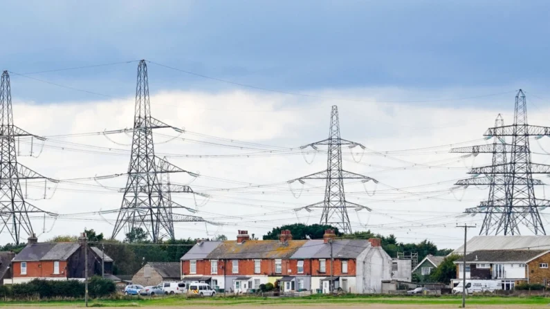 Uma visão de postes de eletricidade atrás de casas em Lydd, Kent, Inglaterra, em 30 de setembro de 2022 (Gareth Fuller/PA)
