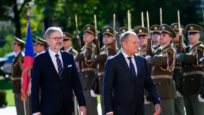 O primeiro-ministro tcheco Petr Fiala (E) dá as boas-vindas ao primeiro-ministro polonês Donald Tusk enquanto se encontram em Praga em 9 de outubro de 2024 (AP Photo/Petr)
