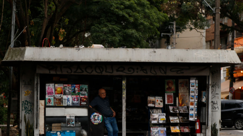 Uma banca de jornal sem energia é retratada durante um apagão em vários bairros de São Paulo, Brasil, em 12 de outubro de 2024 (Foto de MIGUEL SCHINCARIOL/AFP via Getty Images)