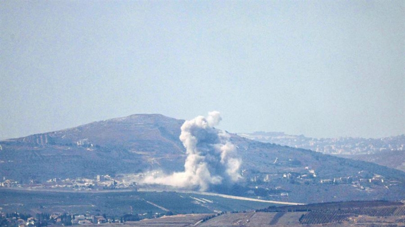 Colunas de fumaça resultantes dos contínuos combates entre Israel e o Hezbollah na aldeia de Odaisseh, no sul do Líbano, na fronteira com Israel, vistas do lado israelense da fronteira no norte de Israel, em 16 de outubro de 2024 (EFE/EPA/ATEF SAFADI)
